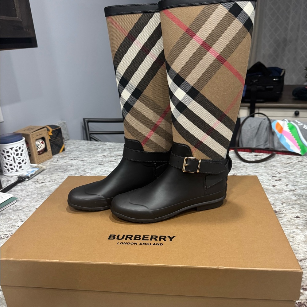 Burberry rain boots size 36